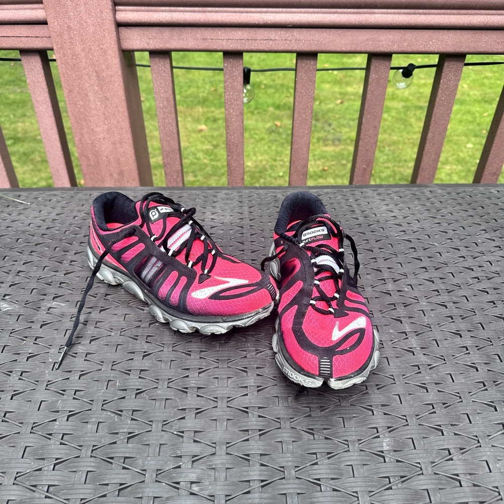 brooks running sneakers